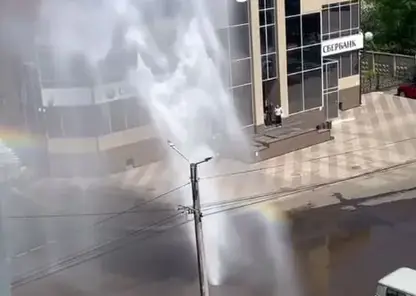 Фонтан забил из под земли прямо напротив администрации Канска (видео)