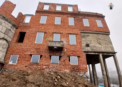 Житель Хабаровска предстанет перед судом за вовлечение дочери в опасную прогулку по заброшенному зданию