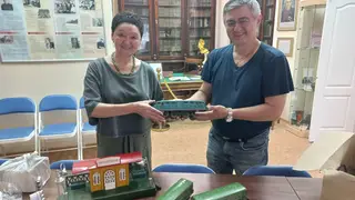 Красноярскому музею железной дороги подарили редкую игрушку времён Сталина