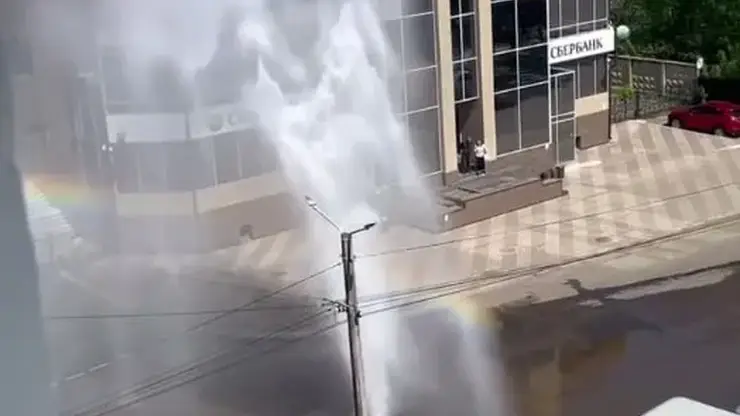 Фонтан забил из под земли прямо напротив администрации Канска (видео)