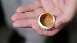 Школьница из Красноярска вместе с учеными создала солнцезащитный крем из опилок Школьница из Красноярска вместе с учеными создала солнцезащитный крем из опилок