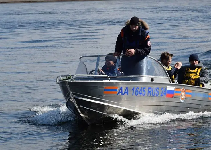 На месте опрокидывания аэролодки в Красноярском крае находилось две лодки