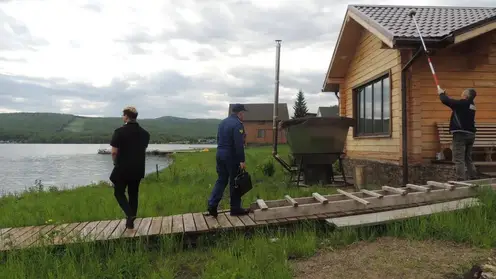 Прокуратура обязала снести незаконные постройки на берегу озера в Шарыповском районе