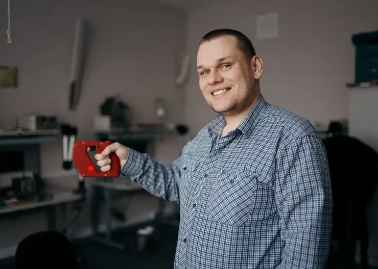 Сибирские ученые создали устройство для незрячих, которое видит препятствия на расстоянии и работает в любую погоду