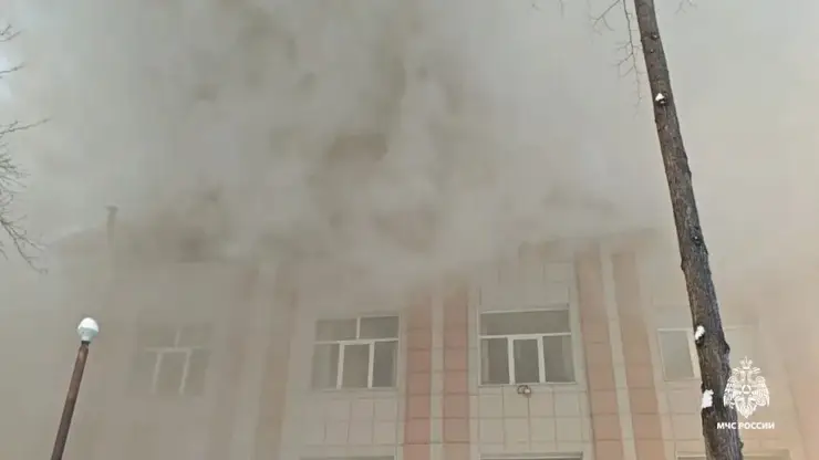 В Новосибирске загорелось здание педагогического колледжа