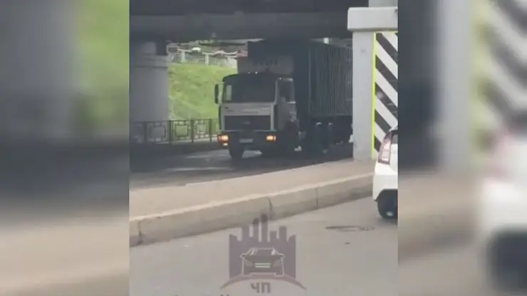 В Красноярске водитель фуры не учел габаритов и застрял под мостом