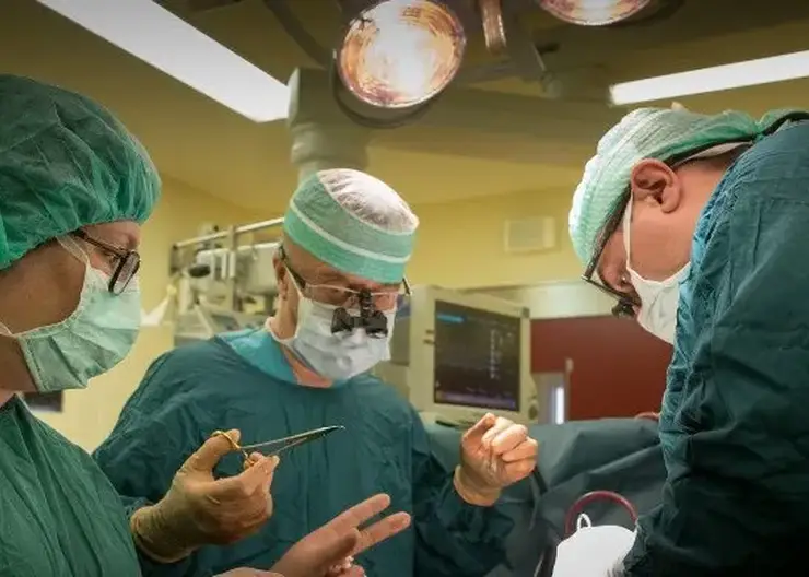 Красноярские хирурги спасли мужчину с острым инфекционным эндокардитом, доставленного из Тывы санавиацией