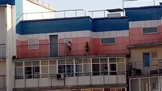 В Красноярске на 17 этаже дома дети гуляли по козырьку В Красноярске на 17 этаже дома дети гуляли по козырьку