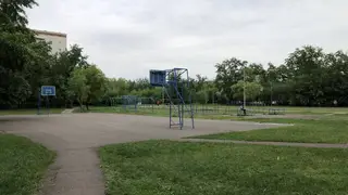 Ребенка придавило воротами в Красноярске во время игры Ребенка придавило воротами в Красноярске во время игры