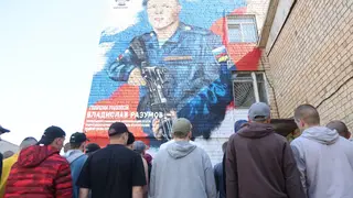 В Красноярске открыли мурал памяти Владислава Разумова, погибшего во время спецоперации на Украине В Красноярске открыли мурал памяти Владислава Разумова, погибшего во время спецоперации на Украине