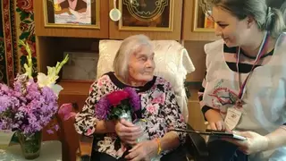 Старейшую избирательницу поздравили с 91-летием обходчики УИК в Красноярском крае Старейшую избирательницу поздравили с 91-летием обходчики УИК в Красноярском крае