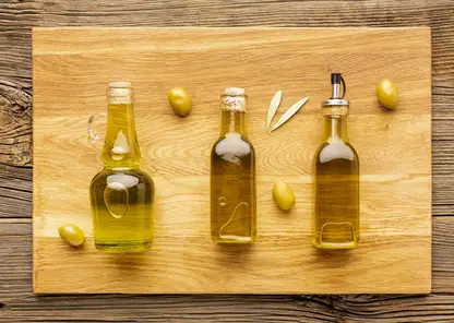 olivkovye-butylki-zeltye-olivki-i-list-a