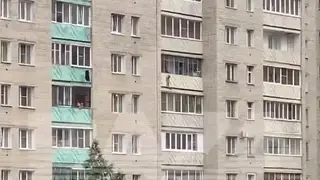 Ребенок чуть не выпал из окна седьмого этажа в Забайкалье Ребенок чуть не выпал из окна седьмого этажа в Забайкалье