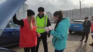В Красноярске водителей на дорогах накормили блинами В Красноярске водителей на дорогах накормили блинами