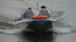 Красноярец с тремя дочерьми пропал во время прогулки на катере в заливе Бирюса