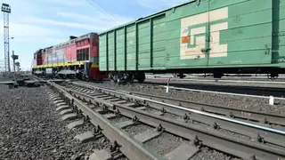 Монтёр железнодорожных путей погиб под колёсами грузового поезда в Красноярском крае