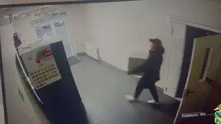 Во Владивостоке парень вынес сейф с деньгами из поликлиники и попался Во Владивостоке парень вынес сейф с деньгами из поликлиники и попался