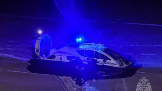 В Алтайском крае спасателям пришлось спасать со льда Оби очередных рыбаков В Алтайском крае спасателям пришлось спасать со льда Оби очередных рыбаков