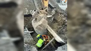 В Красноярске приступили к устранению аварии на водопроводе: начались сварочные работы В Красноярске приступили к устранению аварии на водопроводе: начались сварочные работы
