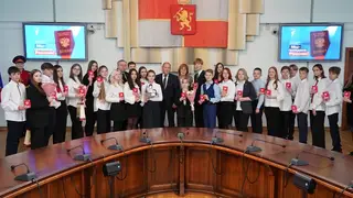 29 красноярских школьников в торжественной обастановке получили паспорта гражданина РФ 29 красноярских школьников в торжественной обастановке получили паспорта гражданина РФ