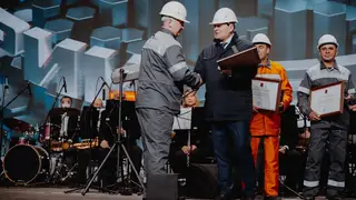 КрАЗ выплавил юбилейный слиток, посвященный 60-летию завода