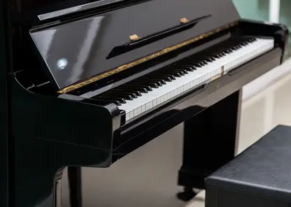 krasivaa-pianino-radom-s-tabureta