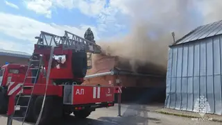 Здание мясокомбината «Сибагро» загорелось в Томске