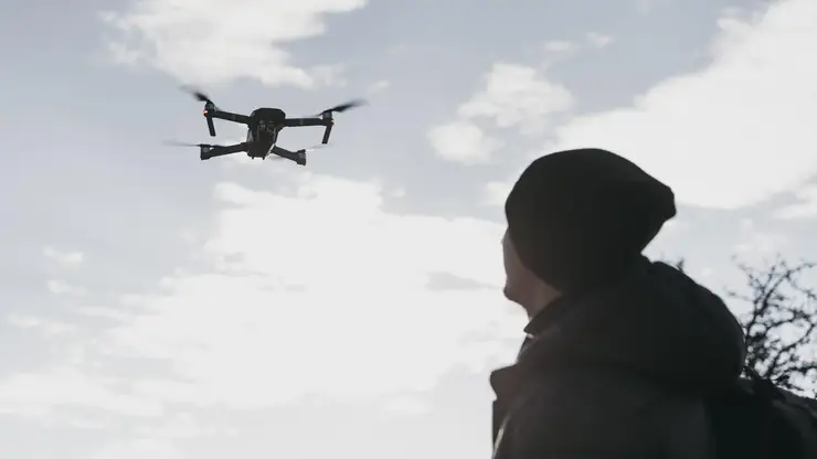 nizkougol-nyi-celovek-smotrit-dron