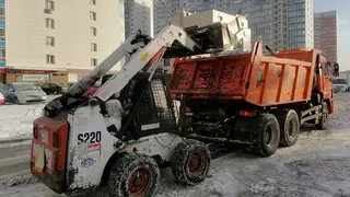 116 единиц спецтехники убирали снег минувшей ночью в Красноярске 116 единиц спецтехники убирали снег минувшей ночью в Красноярске