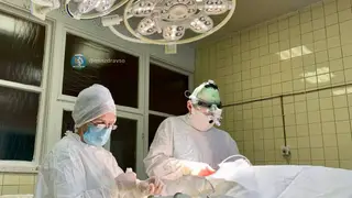 Врачи из трех городов спасли уральца, которому кран расколол череп