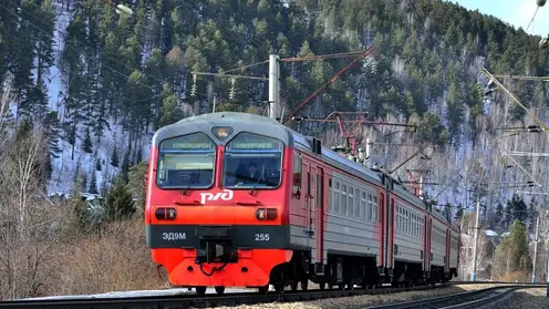 Электропоезд на перегоне красноярской магистрали