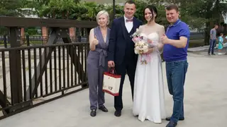 Красноярские молодожены первыми опробовали новый мост на Каче