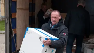 Красноярский депутат Вячеслав Дюков привез в Донбасс медикаменты Красноярский депутат Вячеслав Дюков привез в Донбасс медикаменты