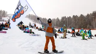В Красноярске в «Бобровом логу» состоялся массовый спуск сноубордистов в поддержку российских олимпийцев