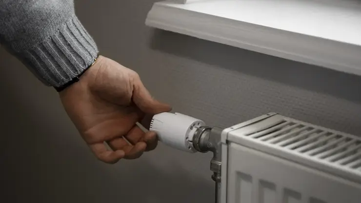 muzcina-vyklucaet-radiator-vo-vrema-energeticeskogo-krizisa