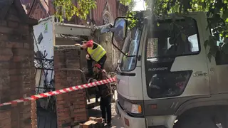 В Красноярске мусоровоз повредил ограждение Органного зала В Красноярске мусоровоз повредил ограждение Органного зала