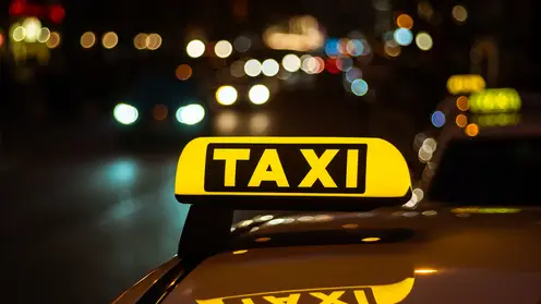 krsksibnovostiru_История_такси_в_Красноярске_yellow-and-black-sign-of-taxi-placed-on-top-of-a-car-at-night