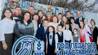 На улице Красноярска появился баннер с педагогами На улице Красноярска появился баннер с педагогами