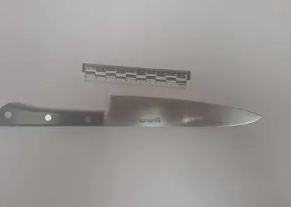 нож