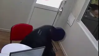 В Иркутской области мужчина с помощью отвертки пытался забрать деньги у сотрудницы микрозаймов