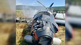 Из‑за технической неисправности самолёт аварийно сел в поле на Сахалине и загорелся
