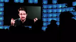 Эдвард Сноуден получил гражданство в России Эдвард Сноуден получил гражданство в России