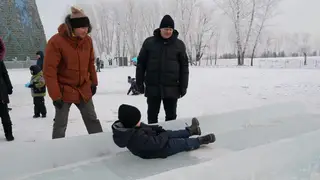 Мэр Красноярска проверил ледовые горки Мэр Красноярска проверил ледовые горки