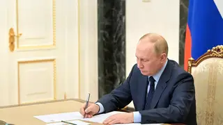 В Красноярске президент России наградил медалями «За отвагу» воспитателей детсада В Красноярске президент России наградил медалями «За отвагу» воспитателей детсада