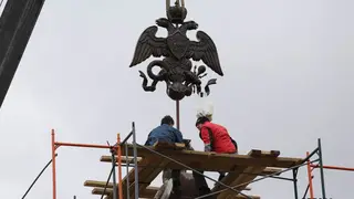 В Красноярске в сквере имени Степанова установили герб Российской империи