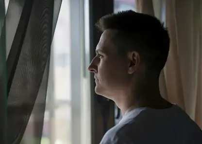 окно человек смотрит