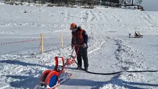 В Красноярском крае спасатели начали распиливать лед на водохранилище и закрыли переправу на Енисее
