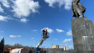 В Красноярске помыли памятник Ленину В Красноярске помыли памятник Ленину