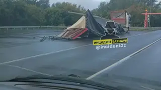 На Старом мосту в Барнауле фура врезалась в ограничитель