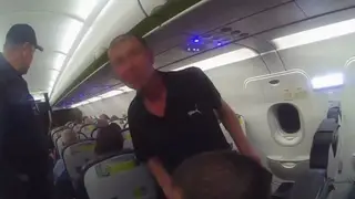 Житель Бурятии учинил скандал в самолёте и прославился на всю страну Житель Бурятии учинил скандал в самолёте и прославился на всю страну